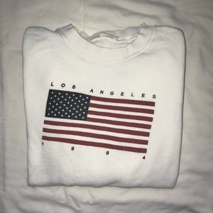 White crew neck sweatshirt with LA logo.
